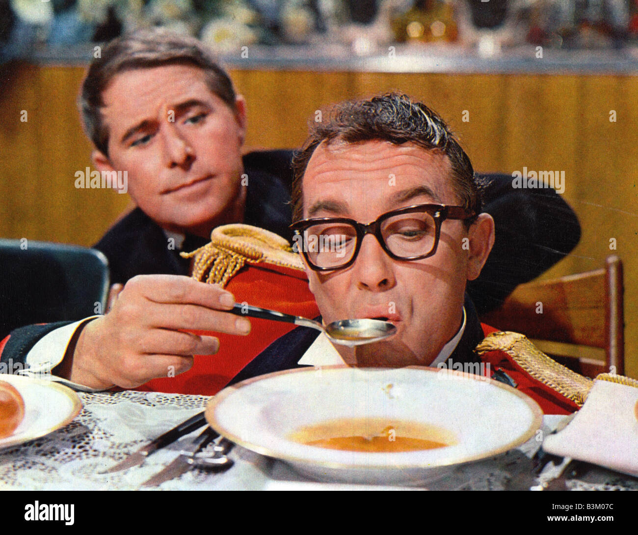 DIE Intelligenz Männer 1965 Rang Film mit Ernie Wise an Spitze und Eric Morecambe Stockfoto