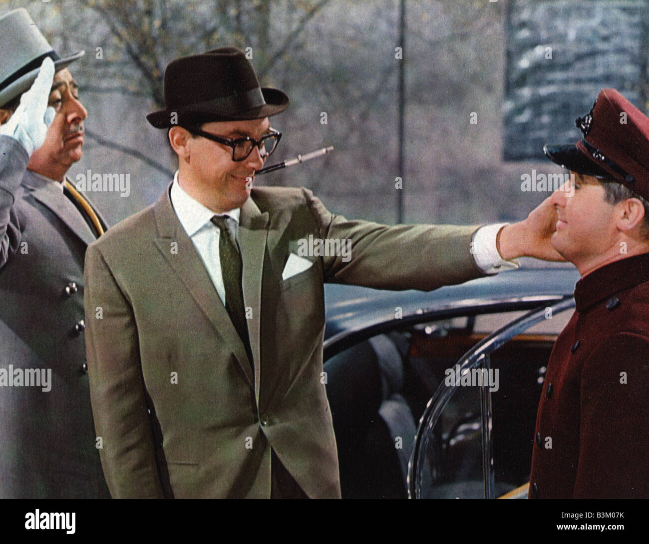 DIE Intelligenz Männer 1965 Rang Film mit Ernie Wise rechts und Eric Morcambe Zentrum Stockfoto