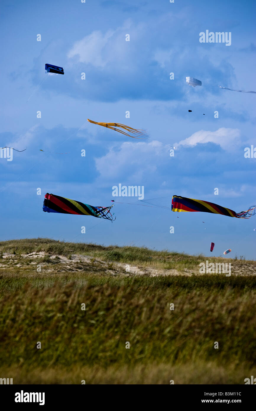 Drachen fliegen am Strand von St. Peter Ording, Schleswig-Holstein, Norddeutschland Stockfoto