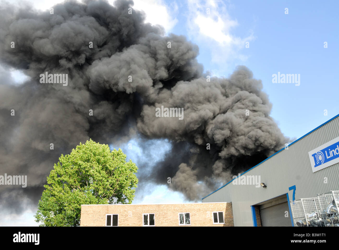 Feuer in Fabrik-Einheit Basildon, Essex Stockfoto