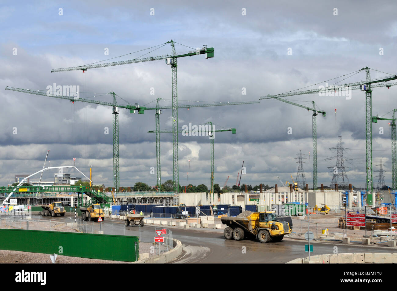 Stratford East London 2012 Baustelle des Olympiastadions September 2008 schwere, erdbewegende Kipper große Ansammlung von Turmkränen Stockfoto