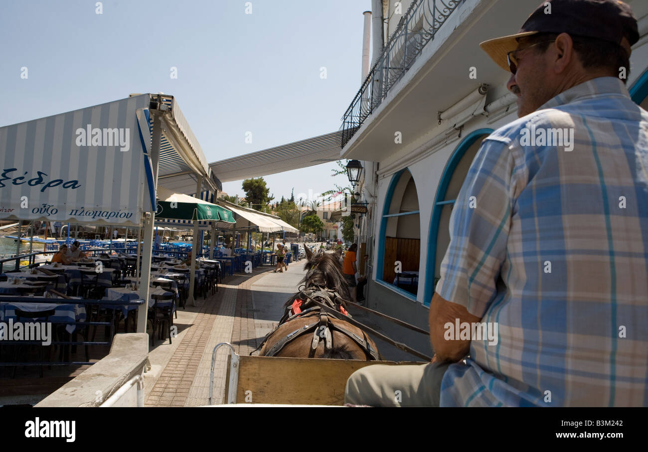 Lokale Mann fahren A Pferd gezogenen Kutsche Spetses griechischen Inseln Hellas Stockfoto