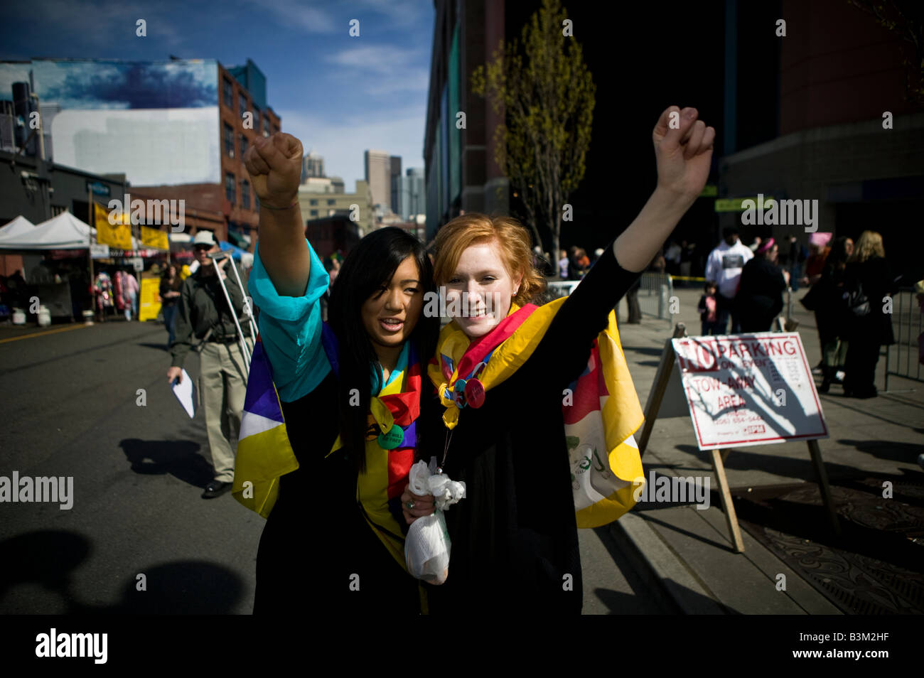 Die Dalai Lama s Besuch in Seattle 04 12 2008 Seattle Qwest Field zwei junge Frauen sagen Free Tibet während sie darauf warten auf das Ereignis zu st Stockfoto