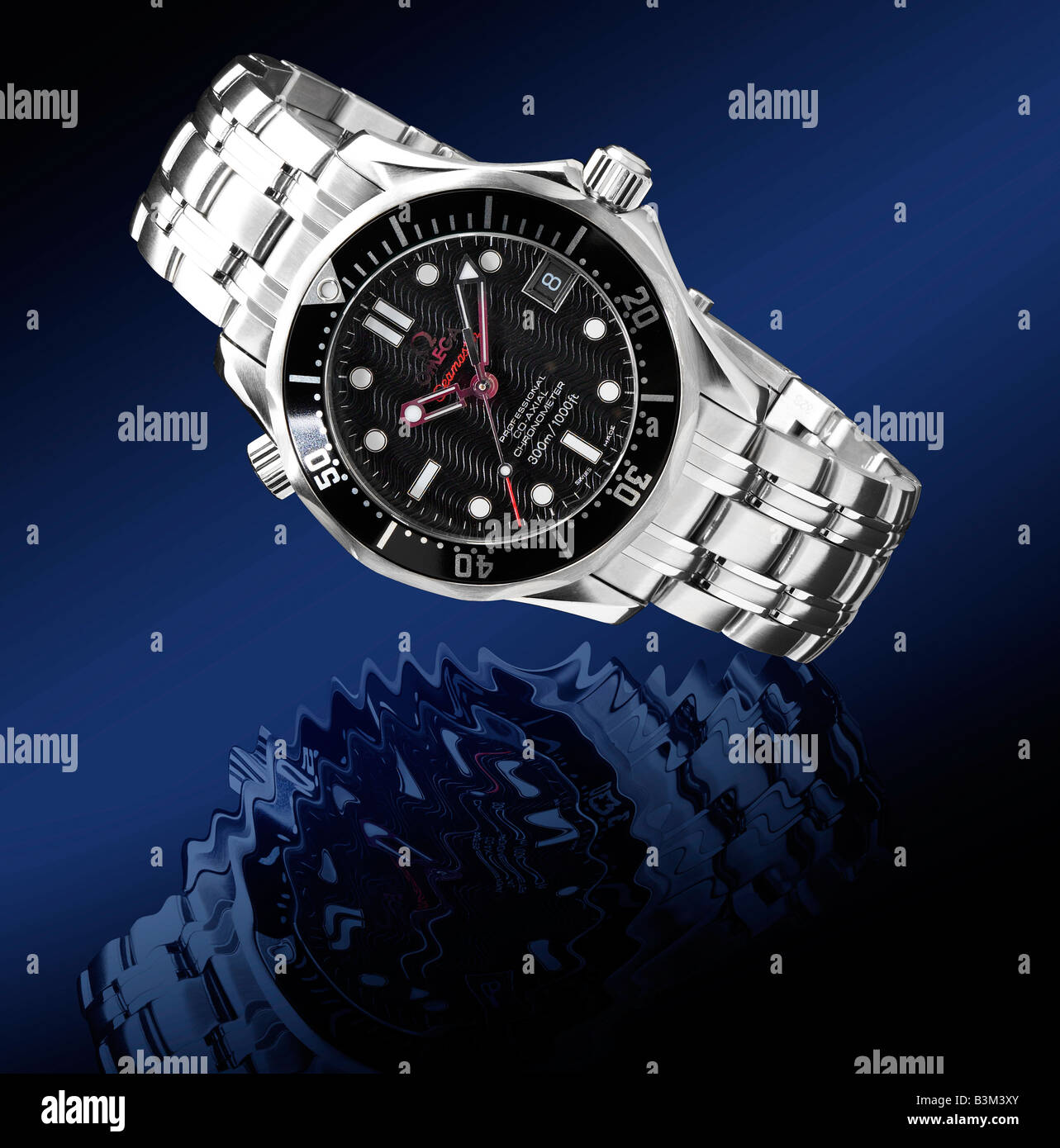 Omega 2008 seamaster Uhr auf blauem Hintergrund Stockfoto