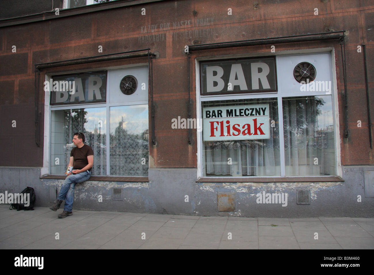 Man sitzt draußen Flisak Milchbar in Krakau, Polen Stockfoto