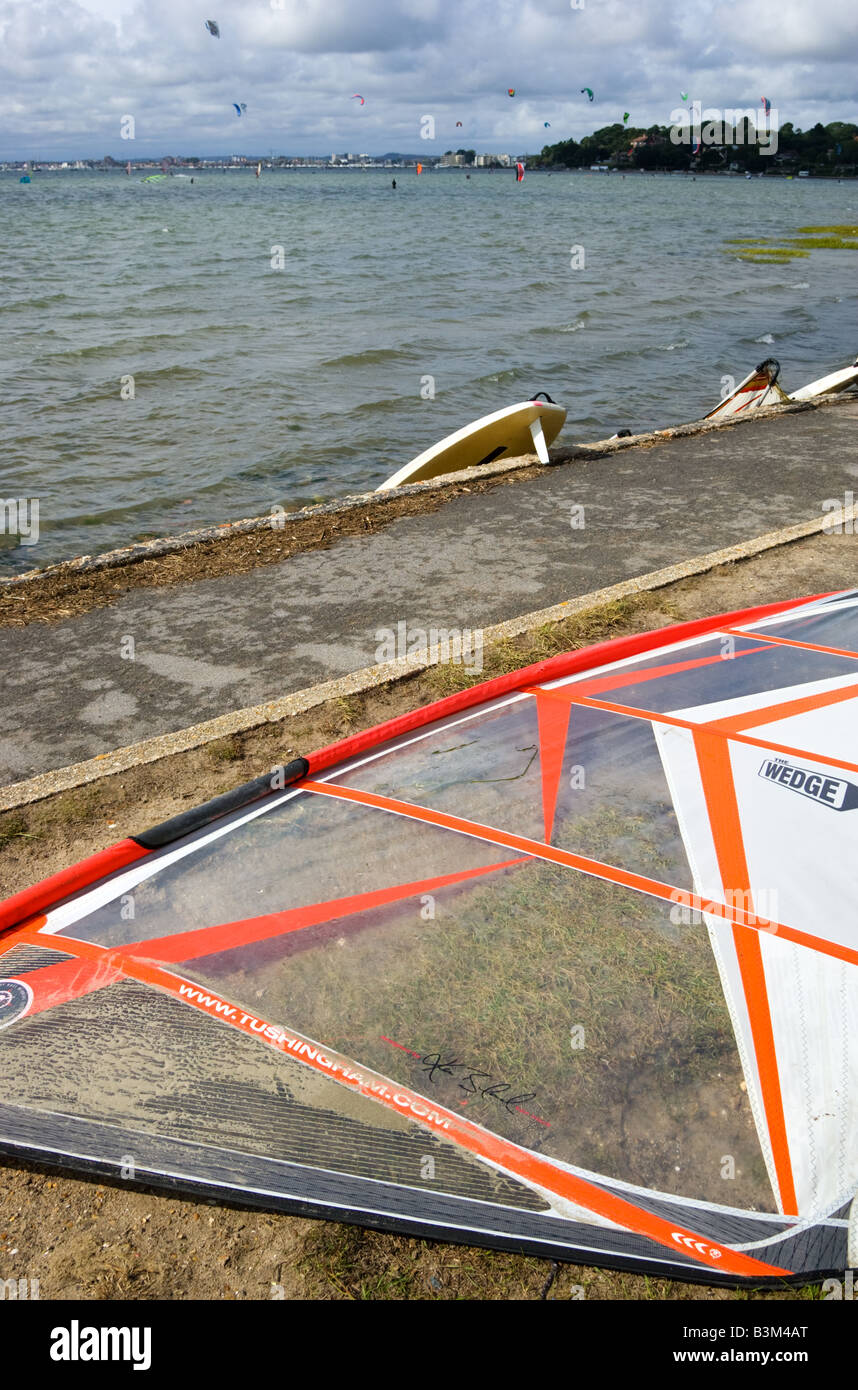 Windsurfbrett Segeln am Strand von Sandbänken in Dorset Stockfoto