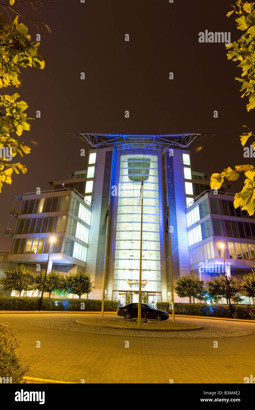 St Davids luxuriöse 5-Sterne-Hotel und Spa Cardiff Bay bei Nacht außen Wales UK beleuchtet Stockfoto