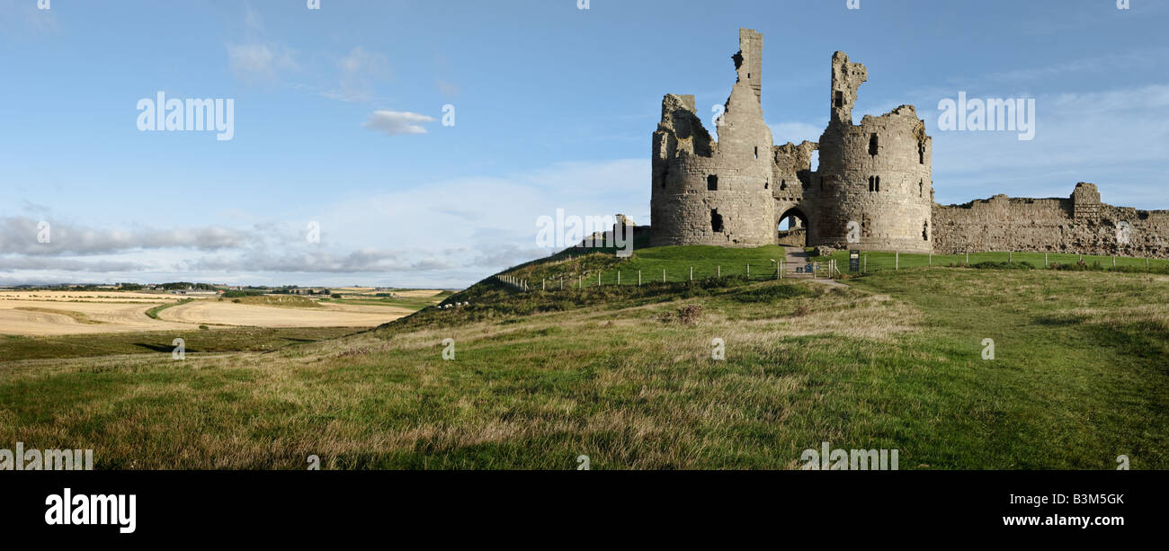 Dunstanburgh Castle Northumberland Vereinigtes Königreich auf der Suche nach Norden in Richtung der Küste Fußweg zu Dunstan Stead Stockfoto