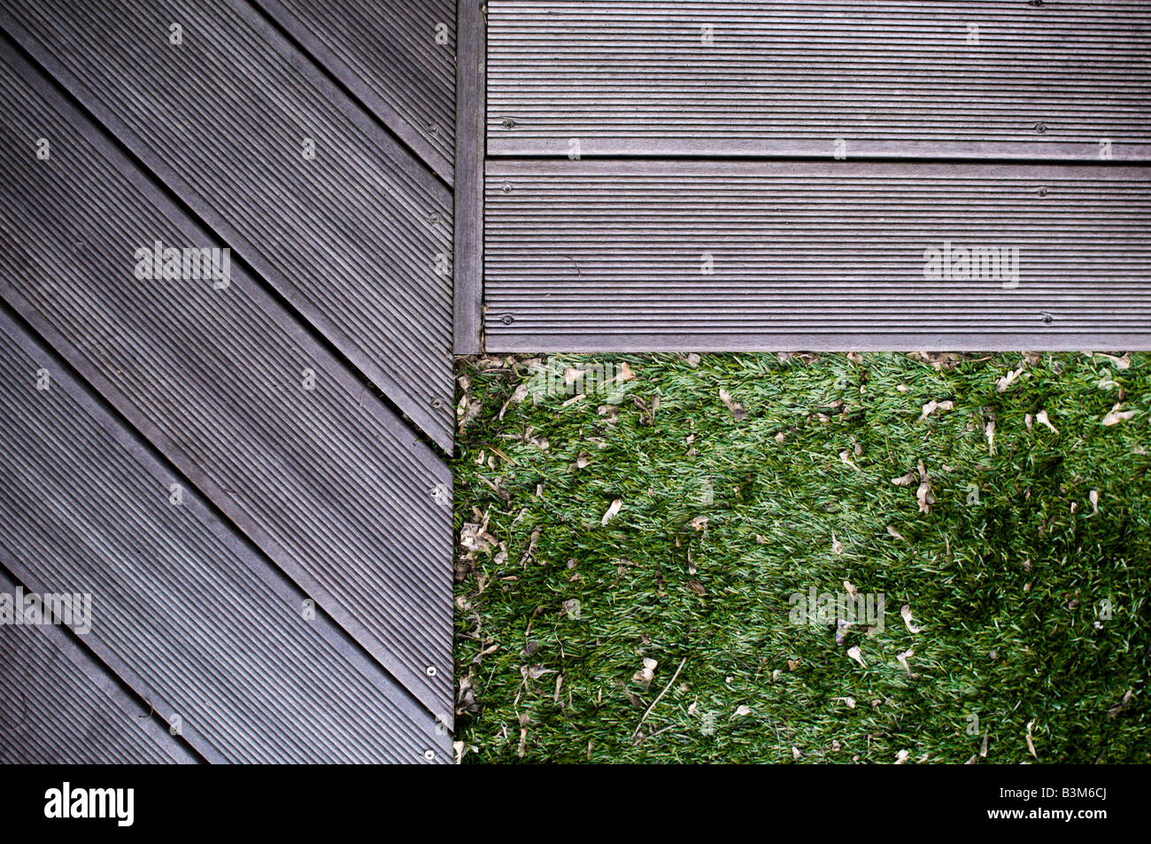 Decking Kanten treffen Astro Turf Rasen Stockfoto