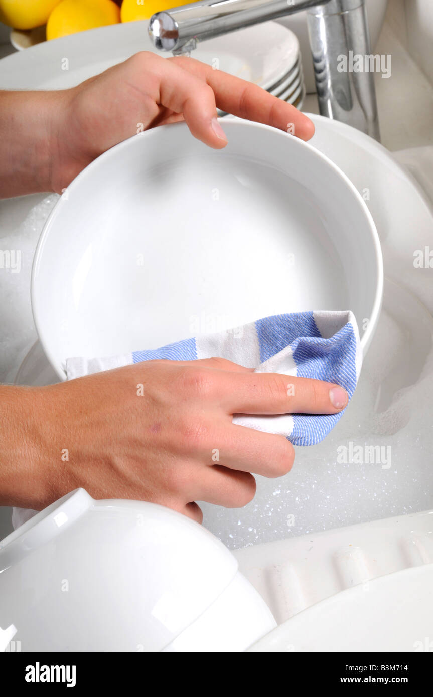 WEIßEM GESCHIRR TROCKNEN Stockfoto