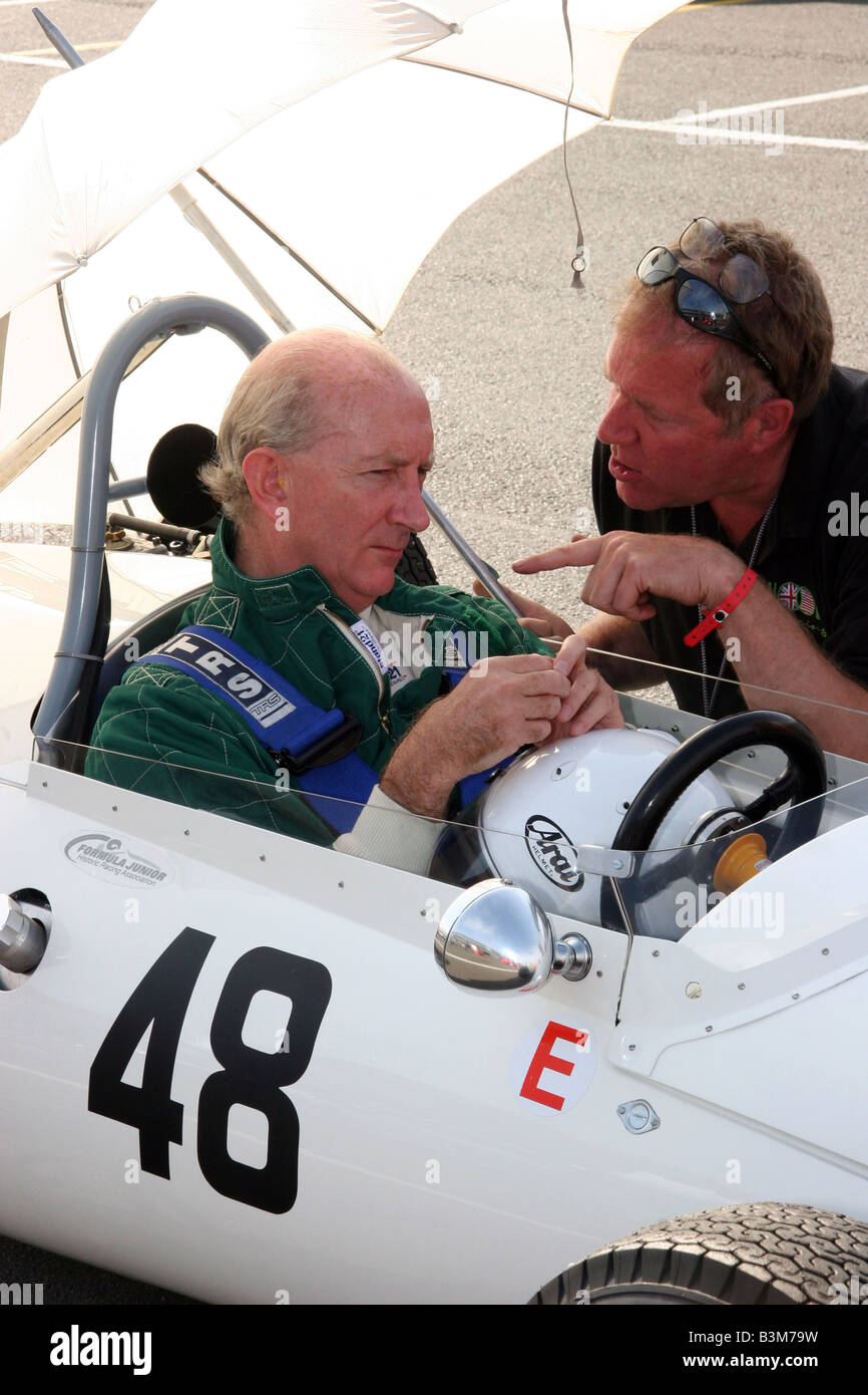 -Fahrer in seinem Auto zum Jahresbeginn eine Oldtimer-Rennen Prep reden Stockfoto