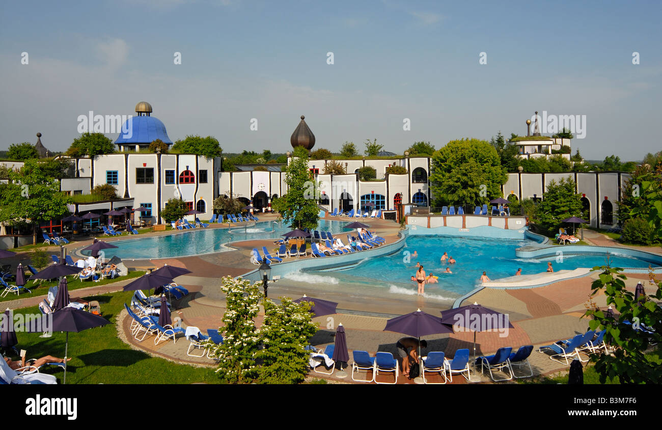 Schwimmbad im Rogner Thermal Spa und Hotel, entworfen von Friedensreich Hundertwasser in Bad Blumau, Österreich Stockfoto