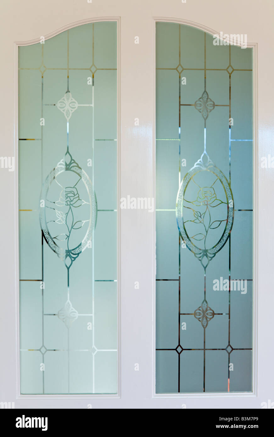 Halb verglaste Innentür mit geätztem Glas Muster Stockfoto