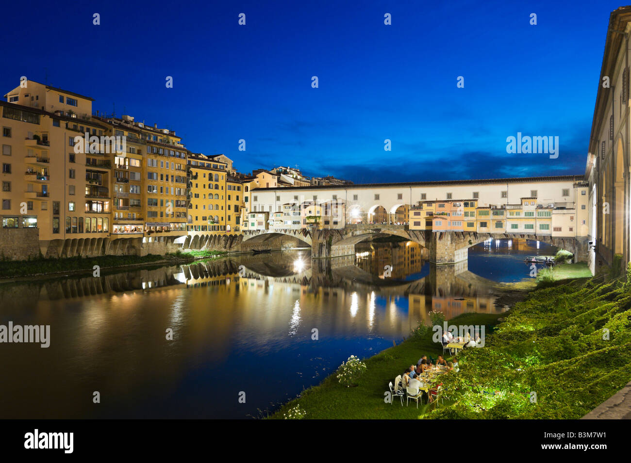 Ponte Vecchio und Fluss Arno in der Nacht, Florenz, Toskana, Italien Stockfoto