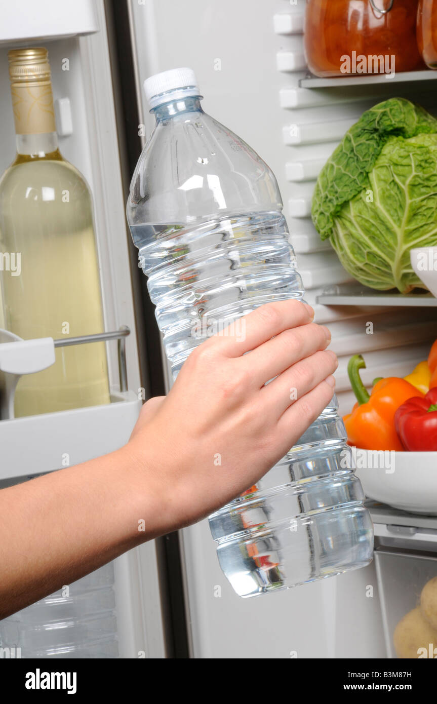 Voller kühlschrank wasserflaschen -Fotos und -Bildmaterial in hoher  Auflösung – Alamy