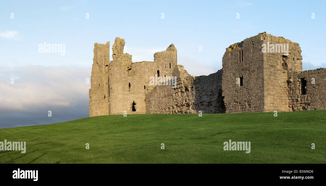 Türme und Mauern von Dunstanburgh Castle nach Norden Richtung Osten Northumberland Vereinigtes Königreich Stockfoto