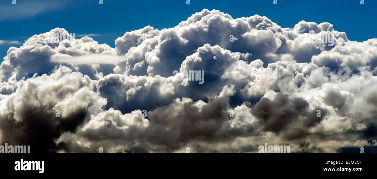 Cummulus Wolke kocht in den Himmel unter die niedrigen Nachmittagssonne in den West Midlands Stockfoto