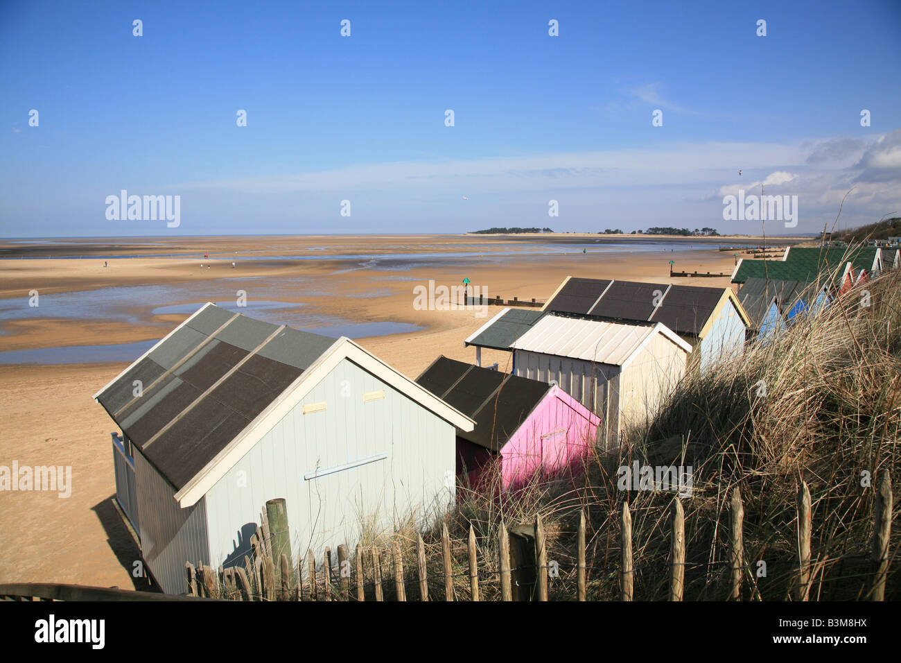 Hinter der Hütte Pink Beach. Wells-Next-the-Sea, Norfolk Stockfoto