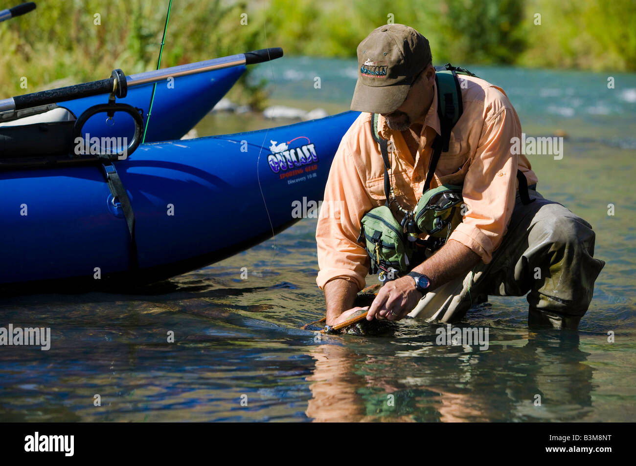 Fliegenfischen Sie am unteren Owyhee River ein blaues Band Bachforelle Fischerei im südöstlichen Oregon Stockfoto