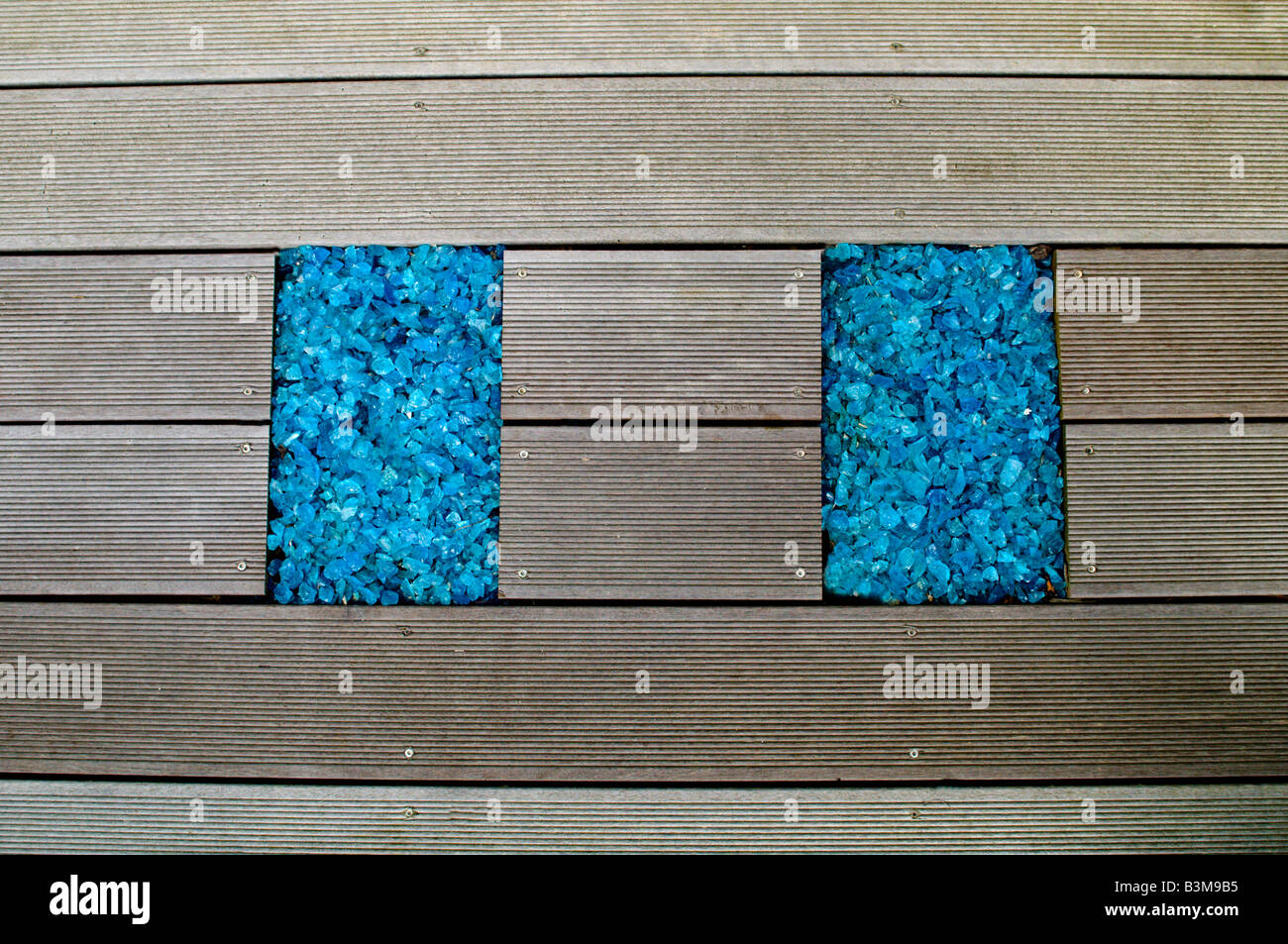 Gartenweg Belag mit blauen zerquetschtes Glas Licht feature Stockfoto