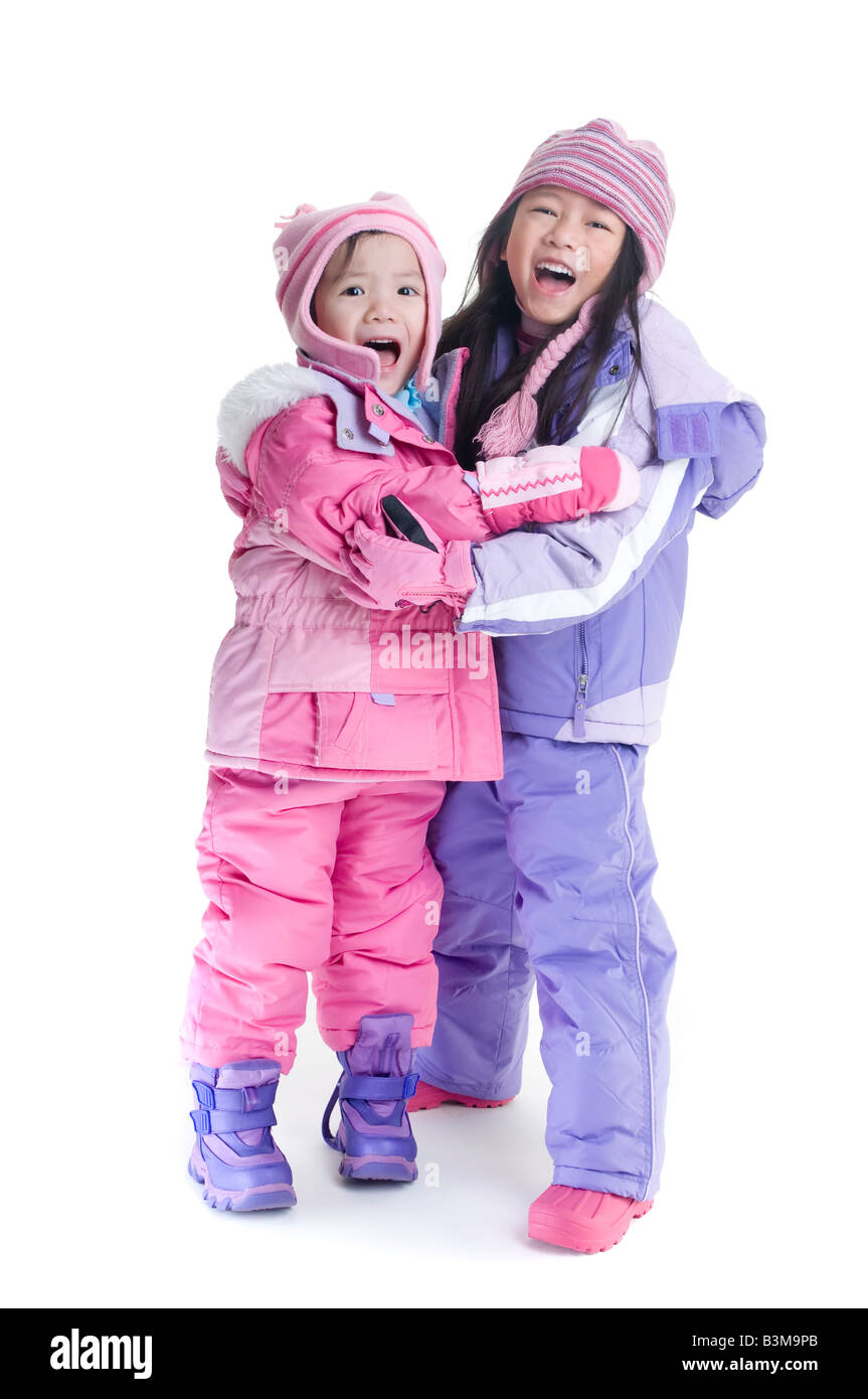 Ein junges Mädchen verkleidet für ein bisschen Spaß im Schnee Stockfoto