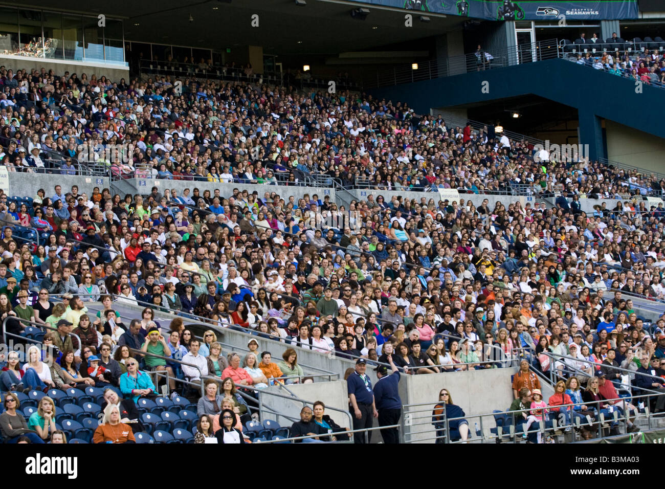 Die Dalai Lama s Besuch in Seattle 04 12 2008 Seattle Qwest Field ein 1000 Menschen aus 40 Kulturen Stockfoto