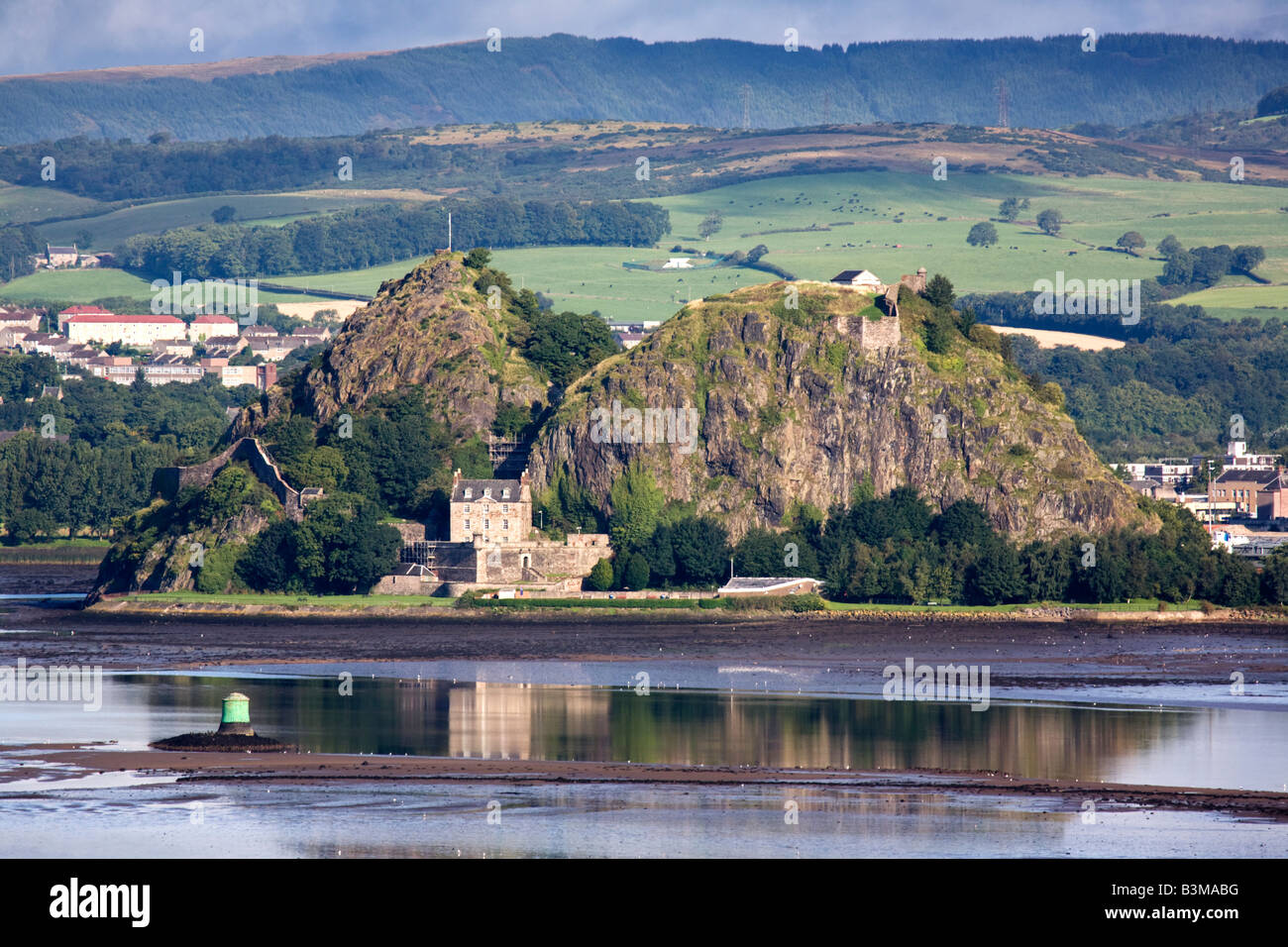 Dumbarton Rock und Dumbarton Castle auf dem Fluss Clyde, Schottland. Stockfoto