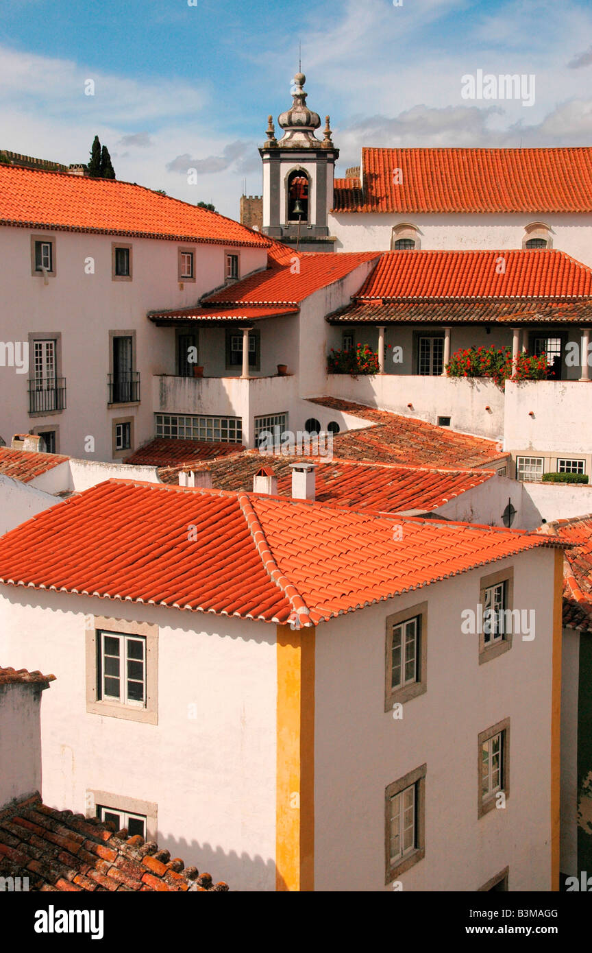 Rot gedeckten Häuser innerhalb der erhaltenen mittelalterlichen Stadt Obidos, Portugal. Stockfoto