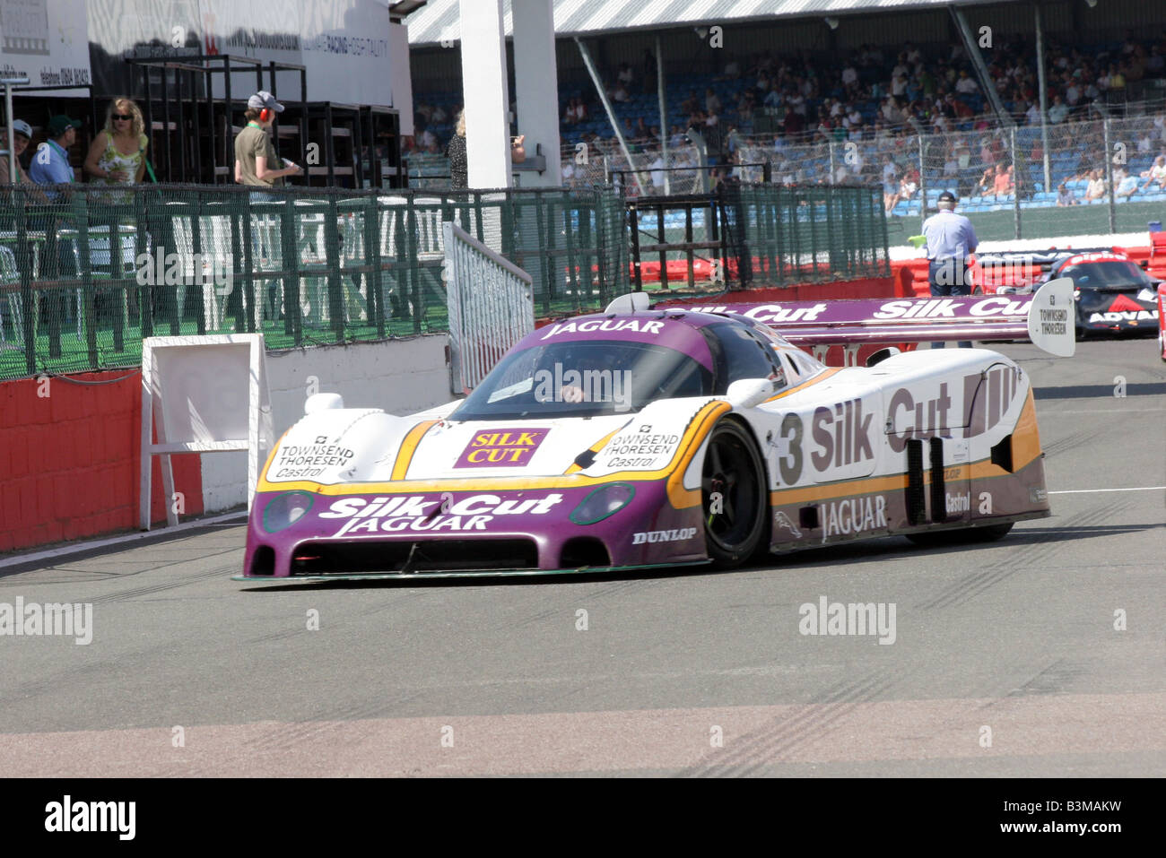 Justin Law und Andy Wallace in Nr. 3 eine 1987 Purple/White/Silk Cut Jaguar XJR 8 2. und 3. in sie gesetzten Rennen Stockfoto