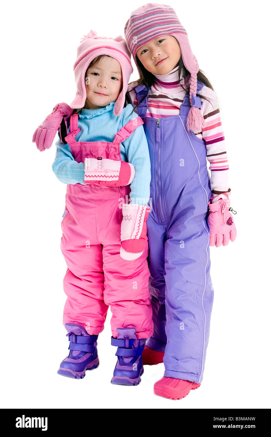 Zwei Schwestern verkleidet für ein bisschen Spaß im Schnee Stockfoto