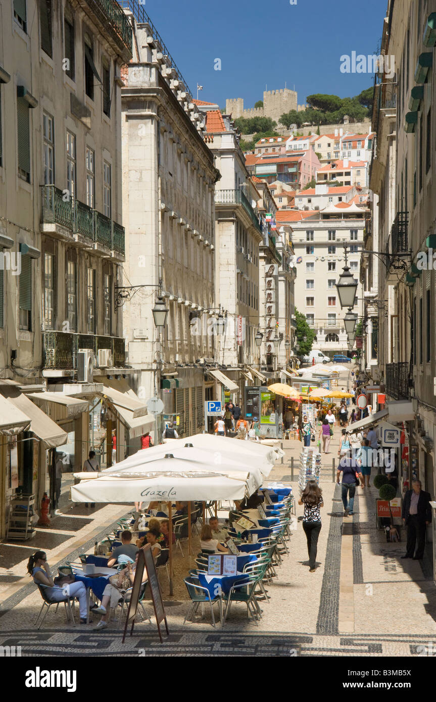 Portugal-Lissabon, Rua Santa Justa im Stadtteil Baixa, eine Straße Restaurant mit Einblick des Castelo de Sao Jorge Stockfoto
