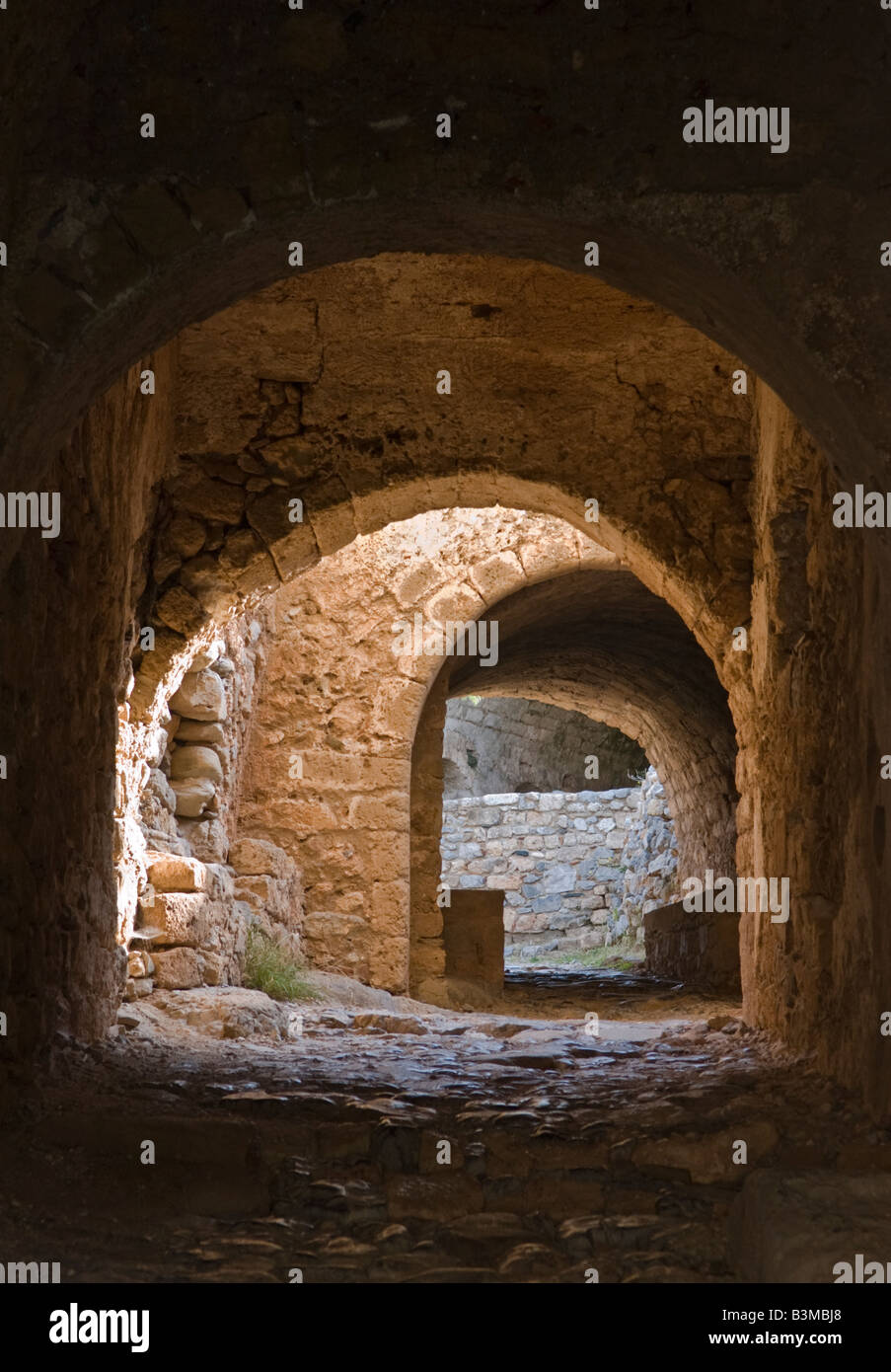 Die krummen Tunneleingang zur Zitadelle oberhalb der alten byzantinischen Monemvasia in Lakonia südlichen Peloponnes Griechenland Stockfoto