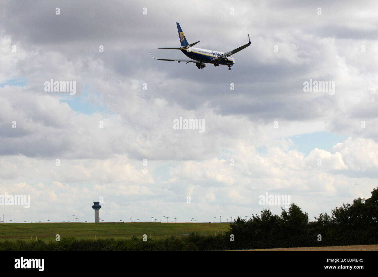 RyanAir Boeing 737-8AS Flugzeug nähert sich der Flughafen Stansted Stockfoto