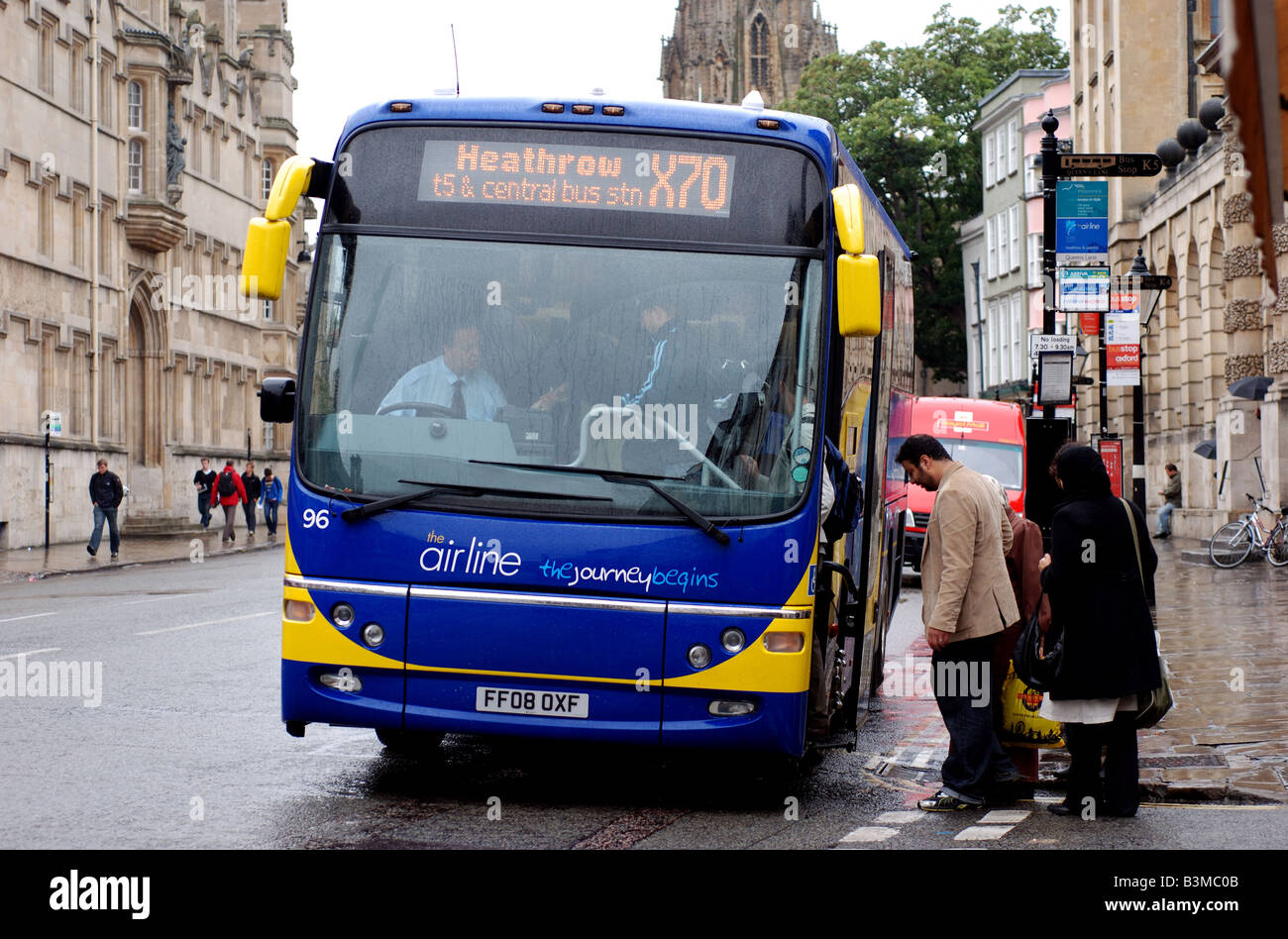 Flughafen-Shuttle in der High Street auf einem regnerischen Tag, Oxford, Oxfordshire, England, UK Stockfoto