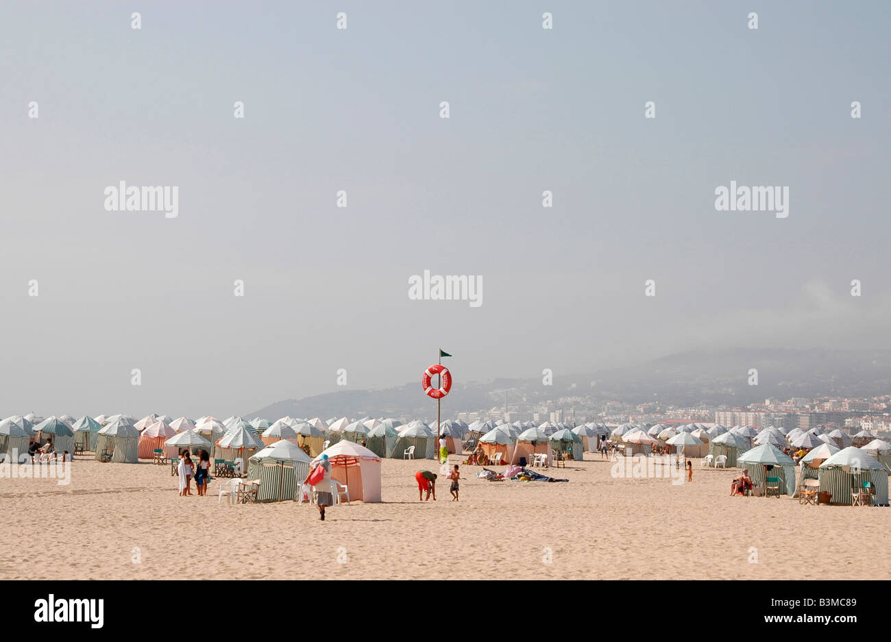 Strandzelte und Sandstrand von Figueira da Foz, Portugal. Stockfoto
