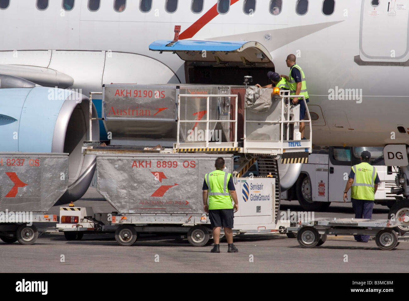 Gewerbliche Güterverkehr. Laden der Fracht an Bord eines Austrian Airlines Airbus A319 Passenger Jet plane Stockfoto
