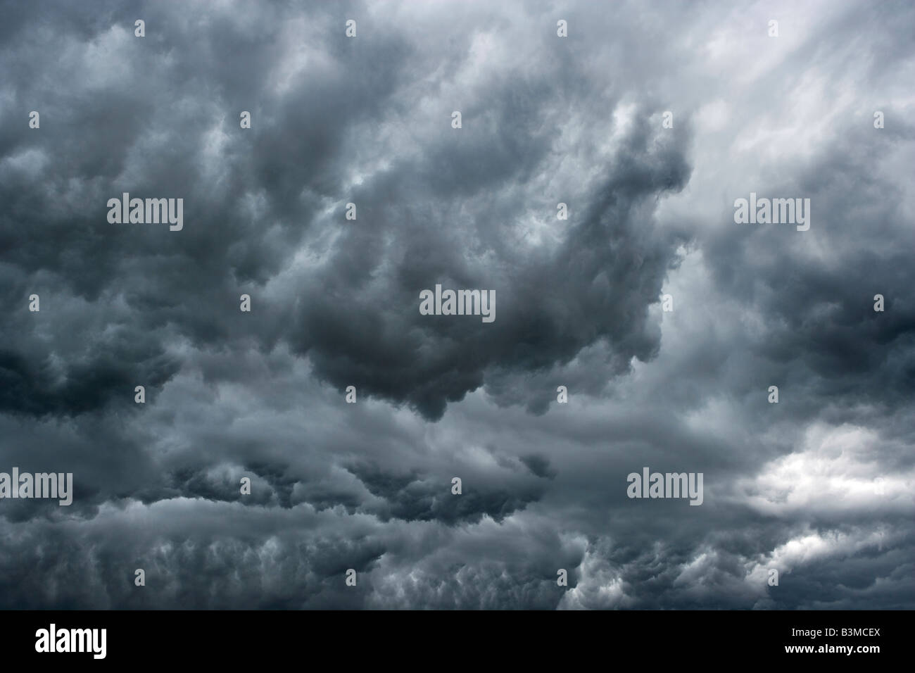 Darunter ein Thunder cloud Zelle dunkel und wirbelnden Wolken kurz vor einem schweren Regen Stockfoto