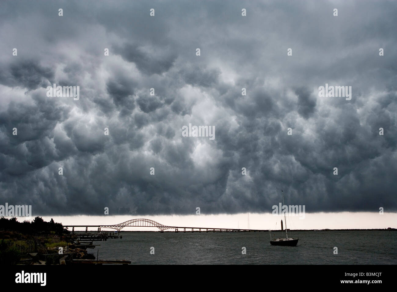 Unter einer Thunder Cloud Sturm Zelle. Dunkel und wirbelnden Wolken kurz vor einem schweren Regen über Fire Island Inlet Stockfoto