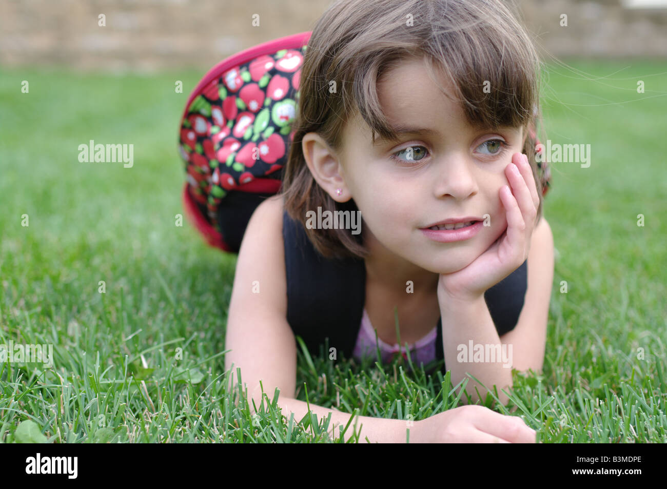 5-6 Jahre altes Mädchen mit Rucksack wartet auf den Start des Kindergartens Stockfoto