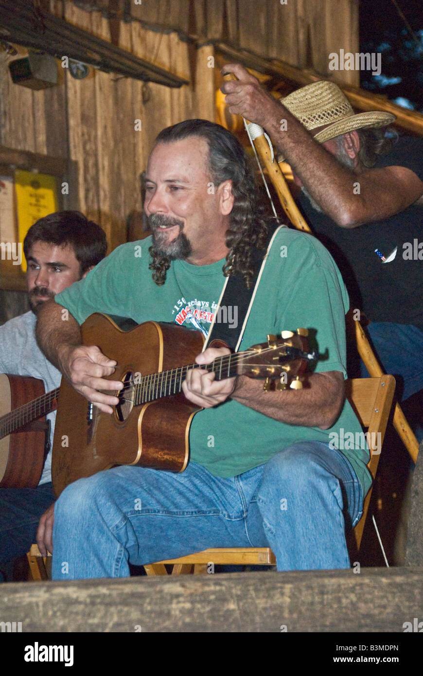 Texas Hill Country Luckenbach Postamt General Store Bar Gitarre Sänger Waschzuber base Spieler rechts Stockfoto