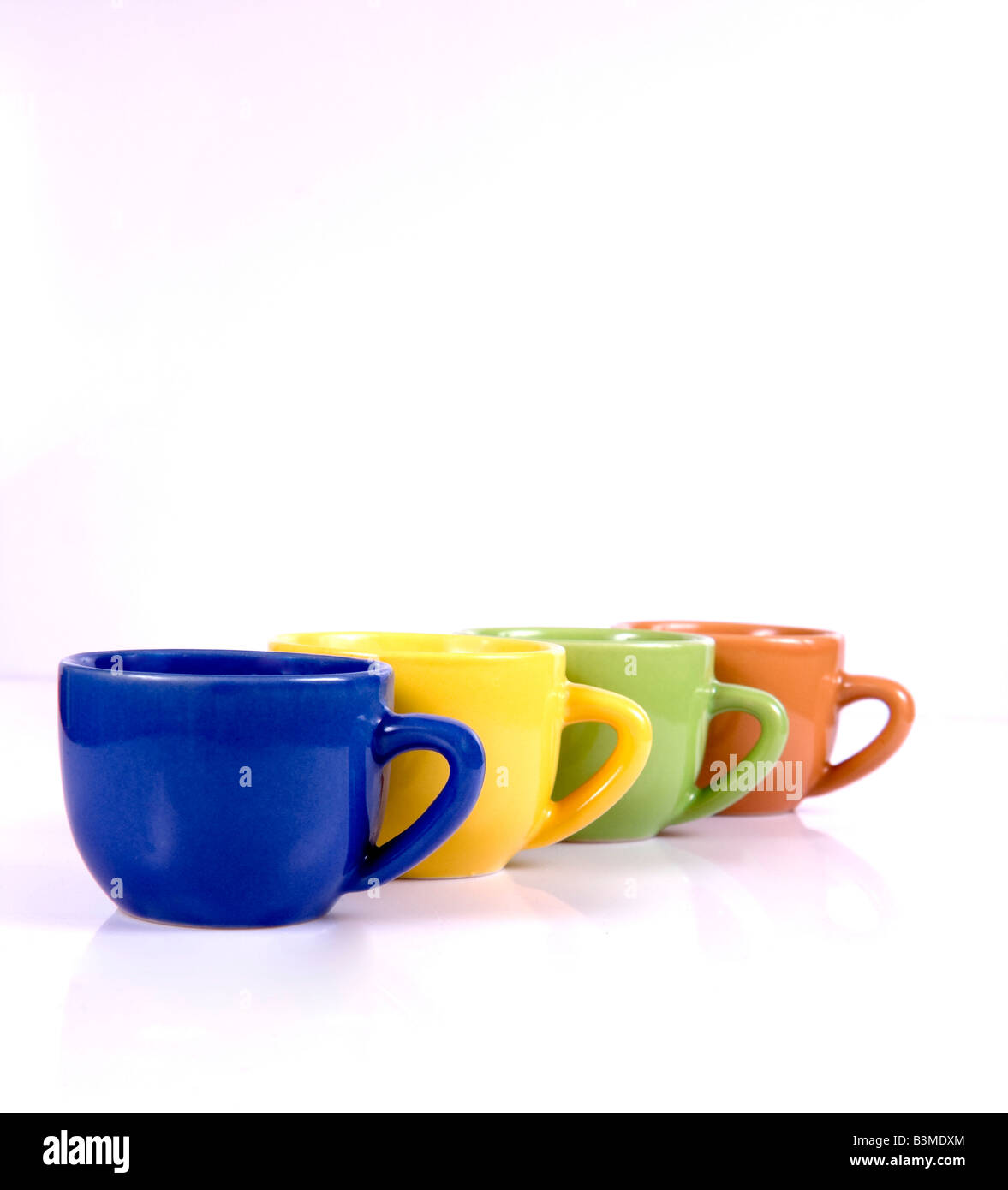 Farbige Kaffeetassen isoliert auf weißem Hintergrund Stockfoto