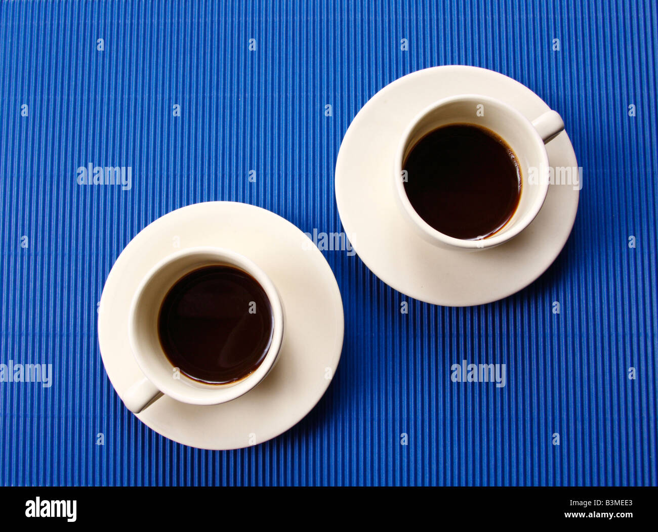 Weiße Kaffeetasse auf blauem Hintergrund Stockfoto