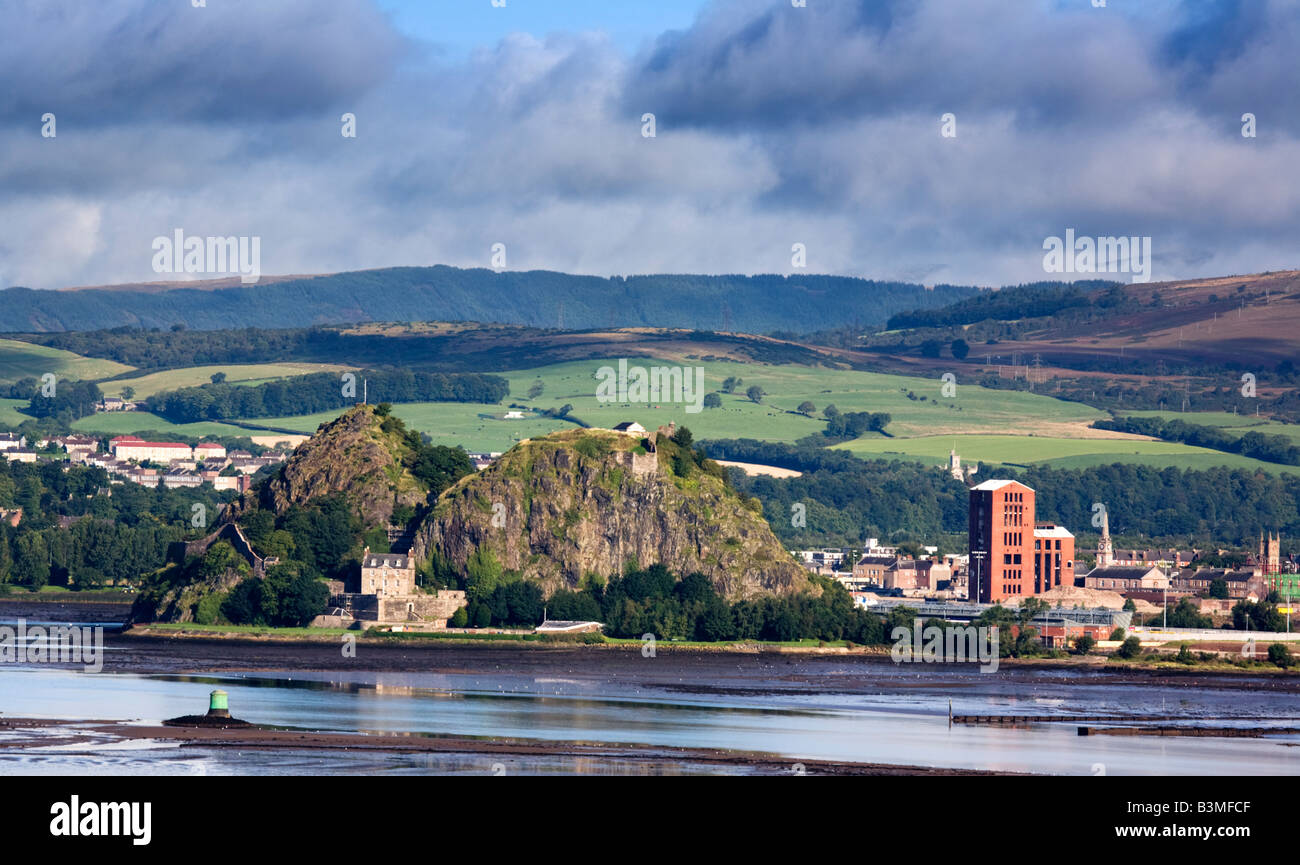Dumbarton Rock und die Stadt Dumbarton am Fluss Clyde, Schottland. Stockfoto