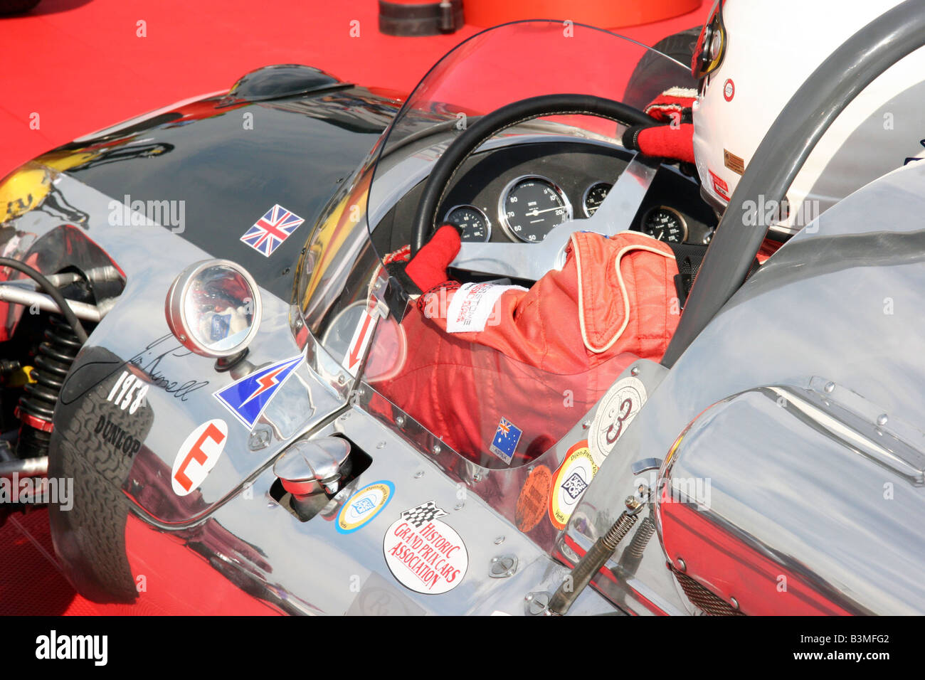 Cockpit eines klassischen Rennwagens mit Fahrer Stockfoto