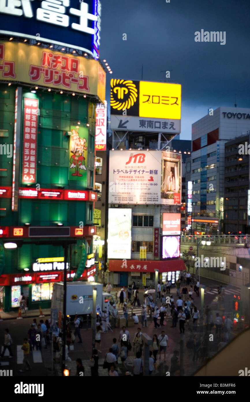 Blick vom Bahnhof Shinjuku, Tokyo Japan Nacht Stockfoto