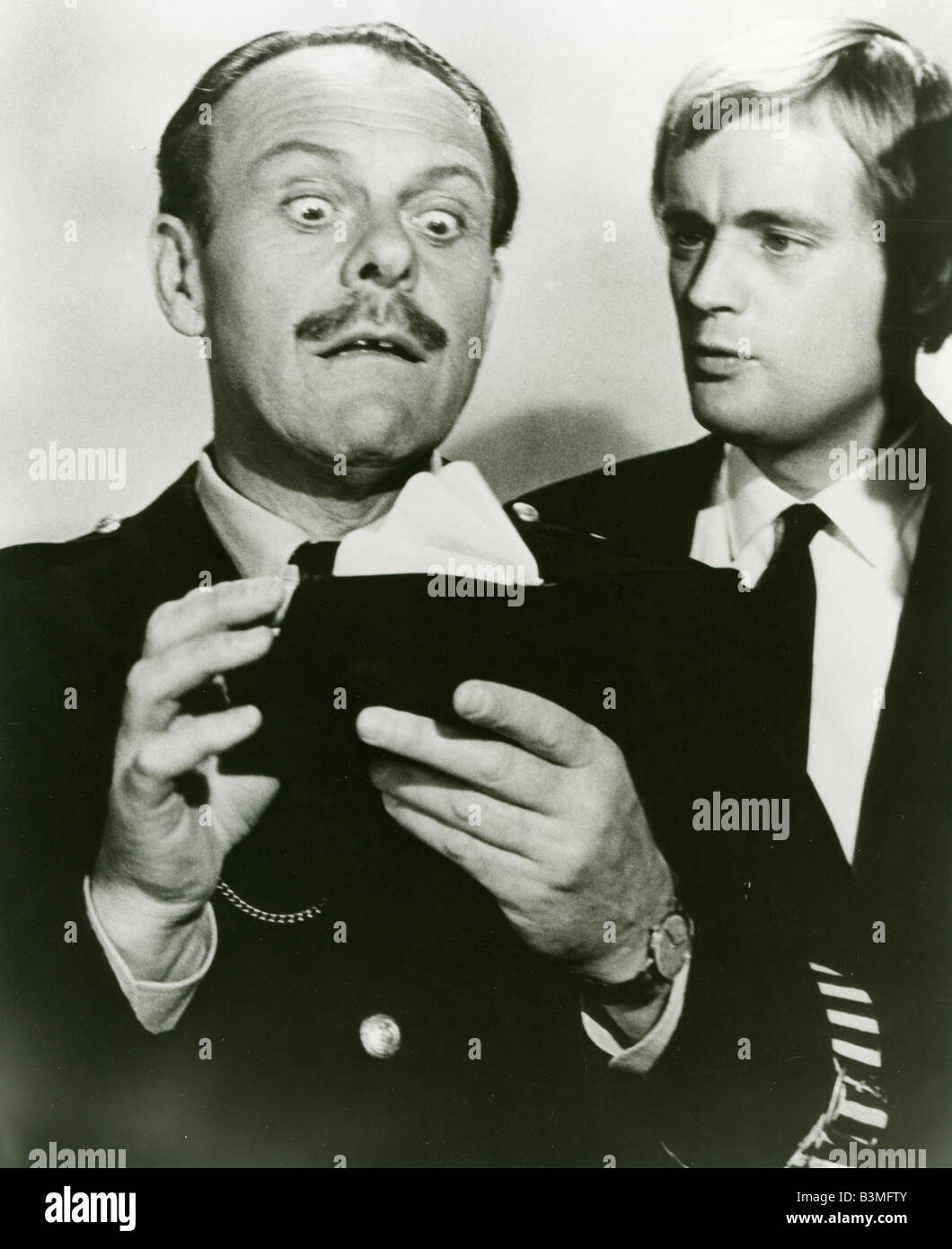 THE MAN FROM U.N.C.L.E   US-NBC sechziger Jahre TV-Serie mit Terry Thomas auf der linken Seite und David McCallum Stockfoto
