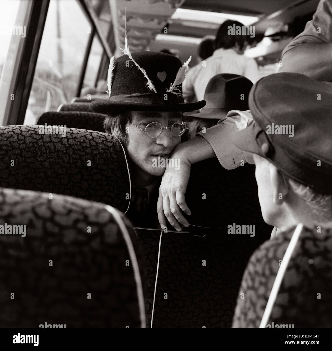 JOHN LENNON auf Film Bus während der Dreharbeiten zu The Magical Mystery Tour in verschiedenen Orten im September 1967 Stockfoto