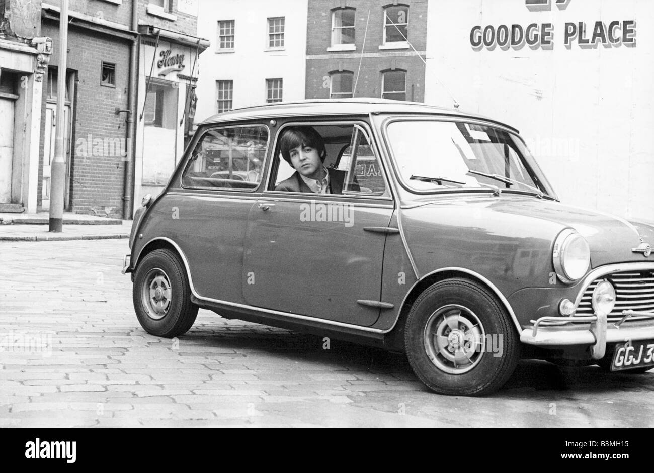 PAUL McCARTNEY mit seinem Mini-Auto im Jahr 1965 Stockfoto