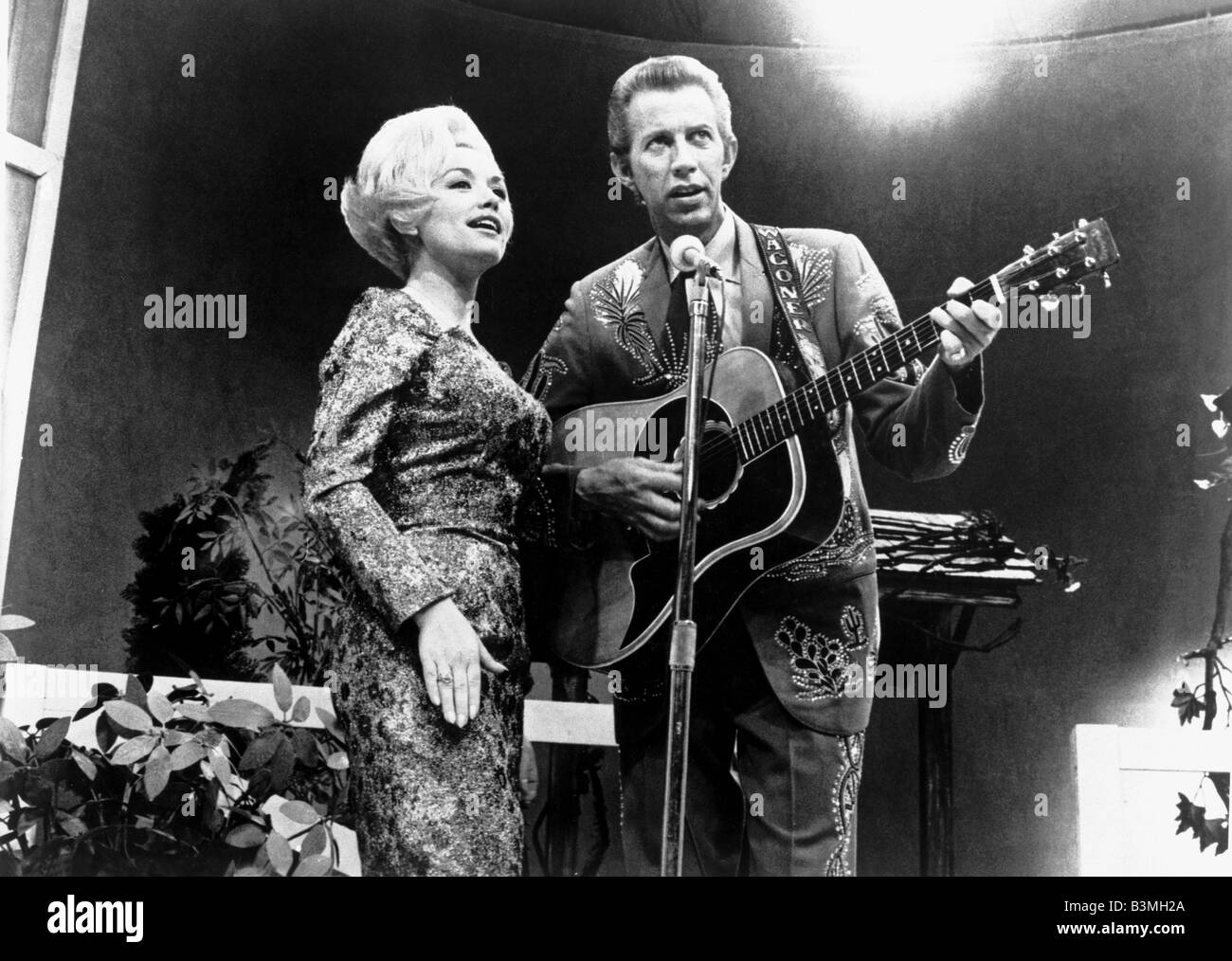 DOLLY PARTON US Country & Western Musiker mit Porter Wagoner auf seiner US-TV-Show über 1972 Stockfoto