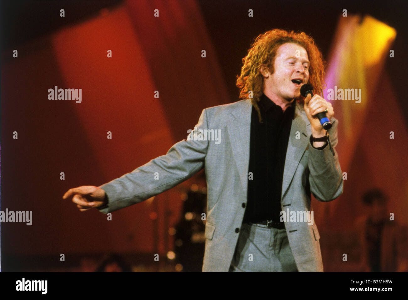 EINFACH rot Mick Hucknall Lead-Sänger der UK-Rock-Gruppe Stockfoto